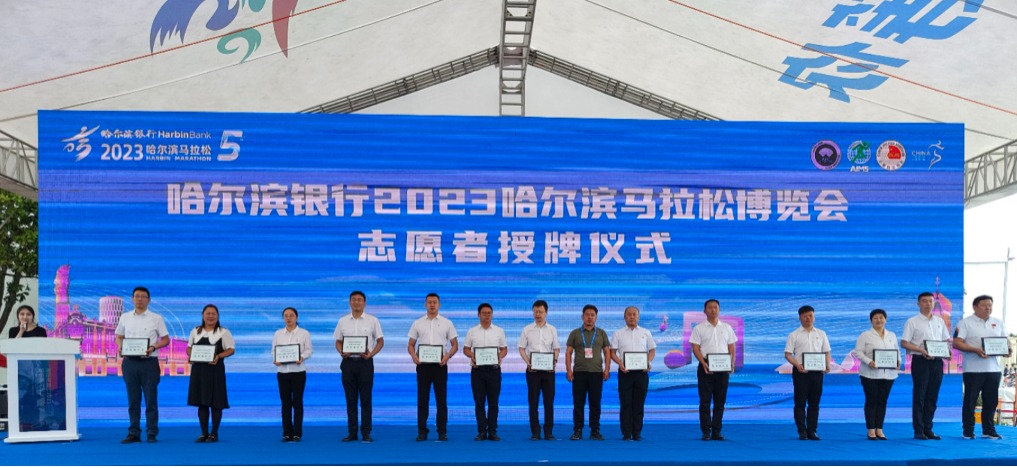 436365线路检测中心官网领导老师上台领奖.jpg